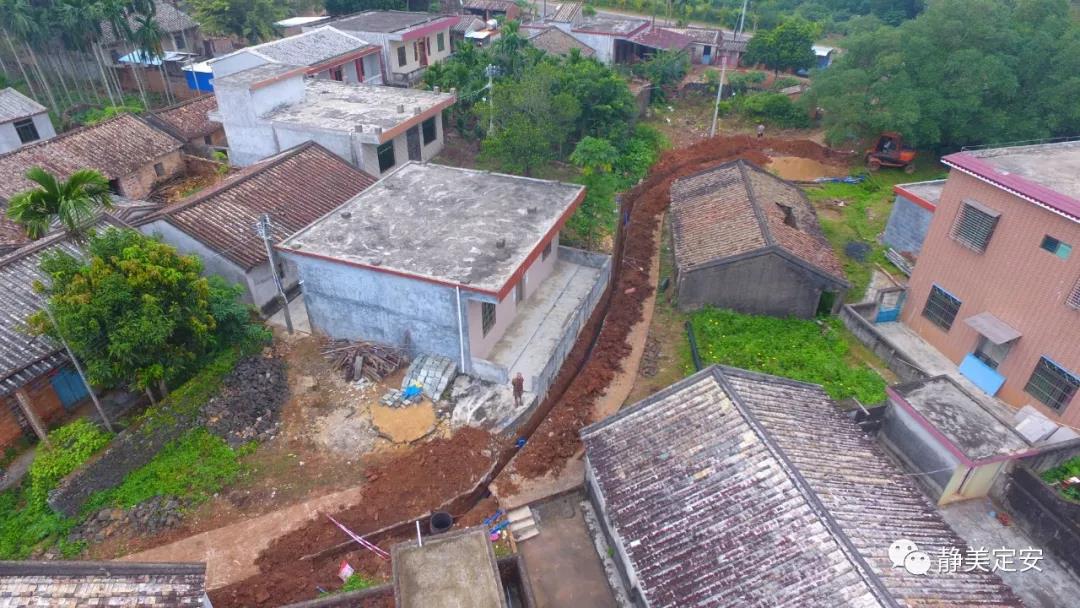埋管,原土覆盖……10月29日,记者在定安县黄竹镇三择村的施工现场看到