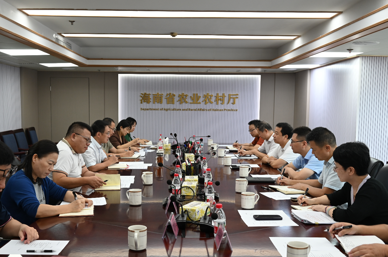 周俊与省供销合作联社党组书记、理事会主任赵英杰一行开展座谈